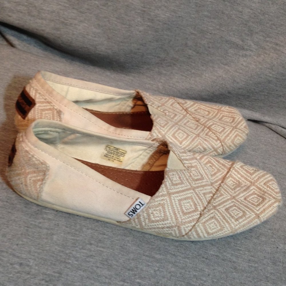 Tom's beige design flats size 8.5 wide